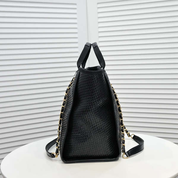 シャネルバッグ背面デザイン